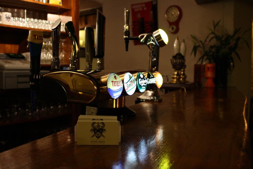 Pyne Arms Acomodação com café da manhã Barnstaple Exterior foto